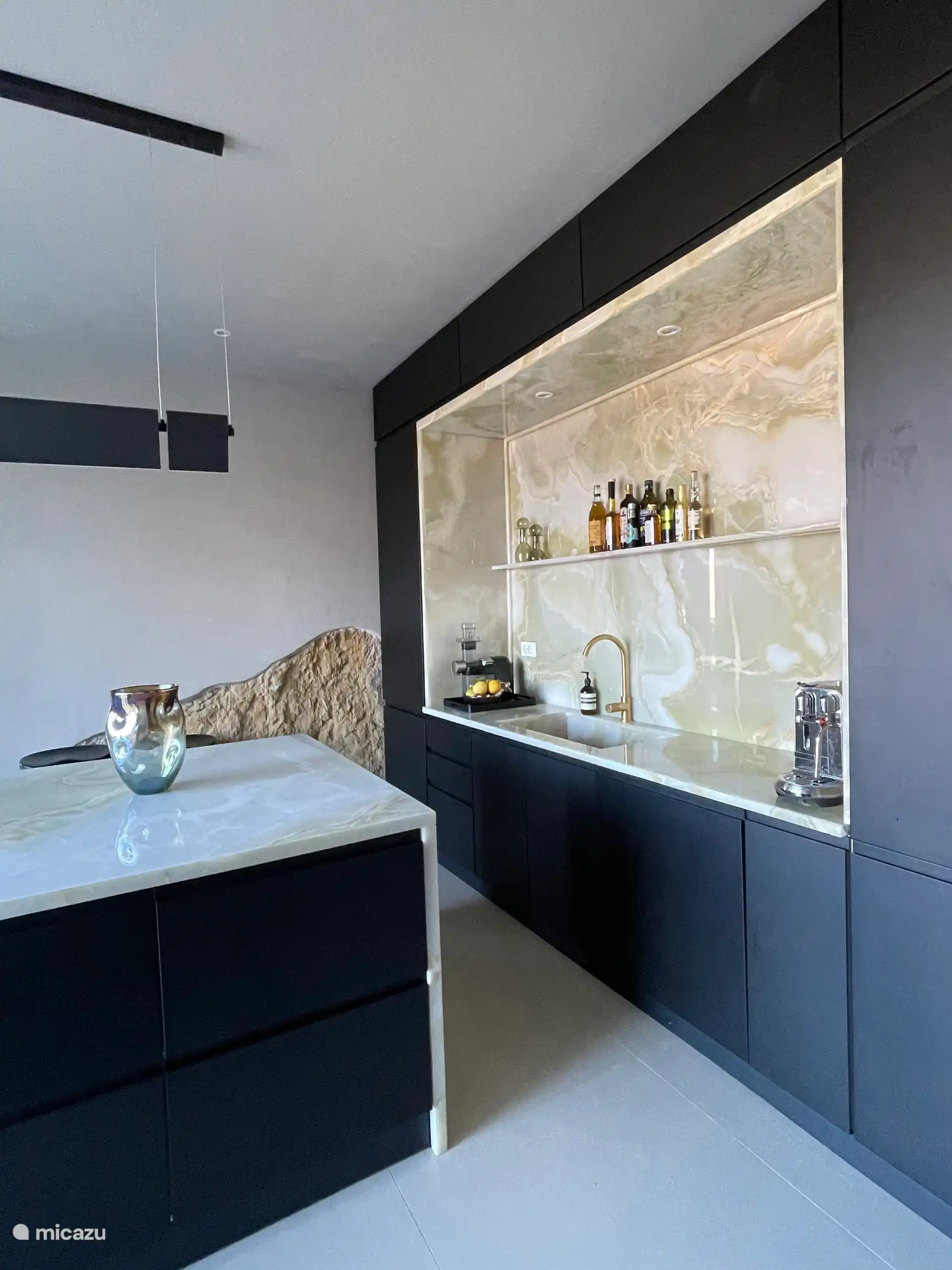 Cocina con revestimiento de piedra natural ónix