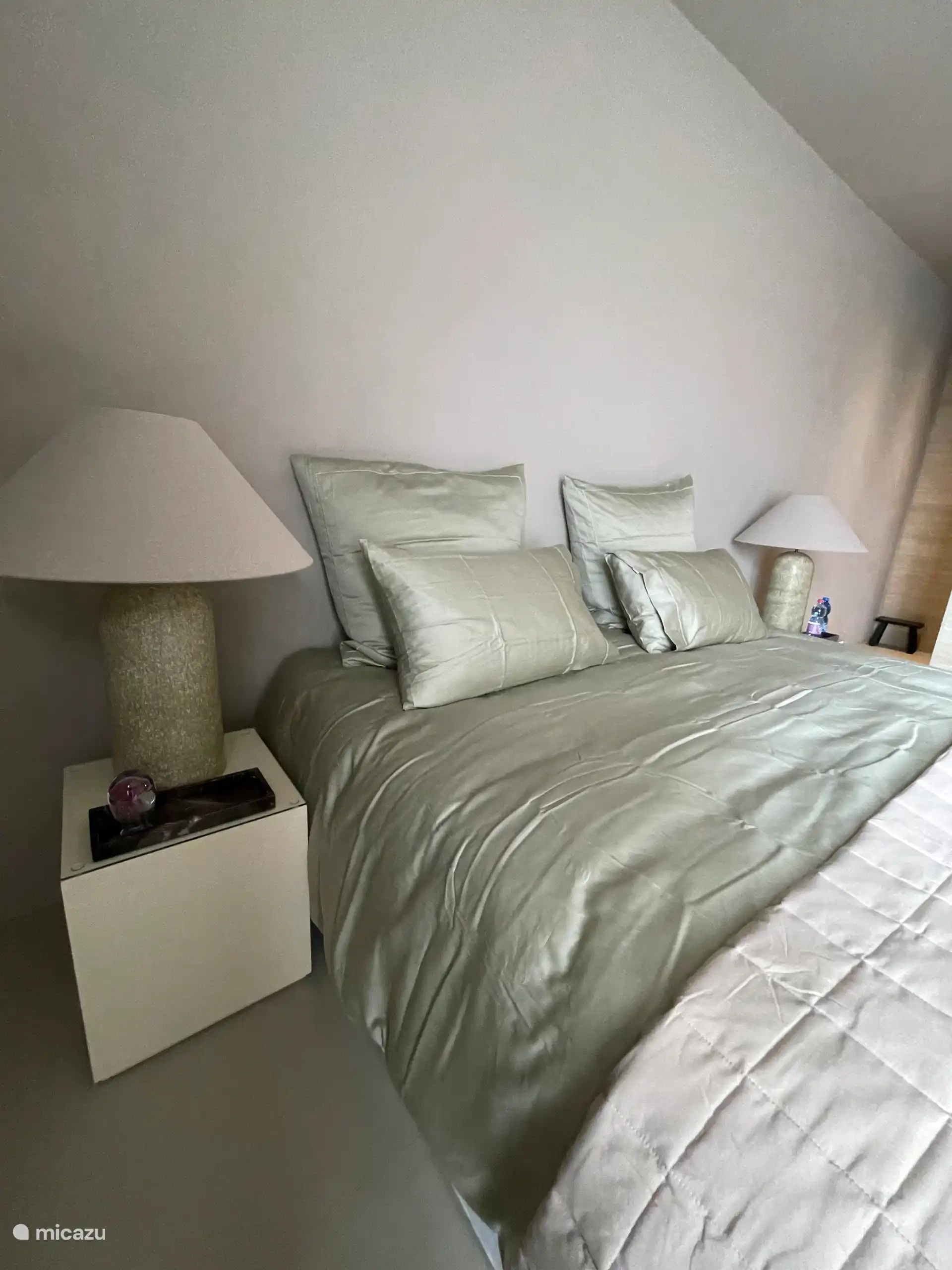 Dormitorio con ropa de cama de lujo