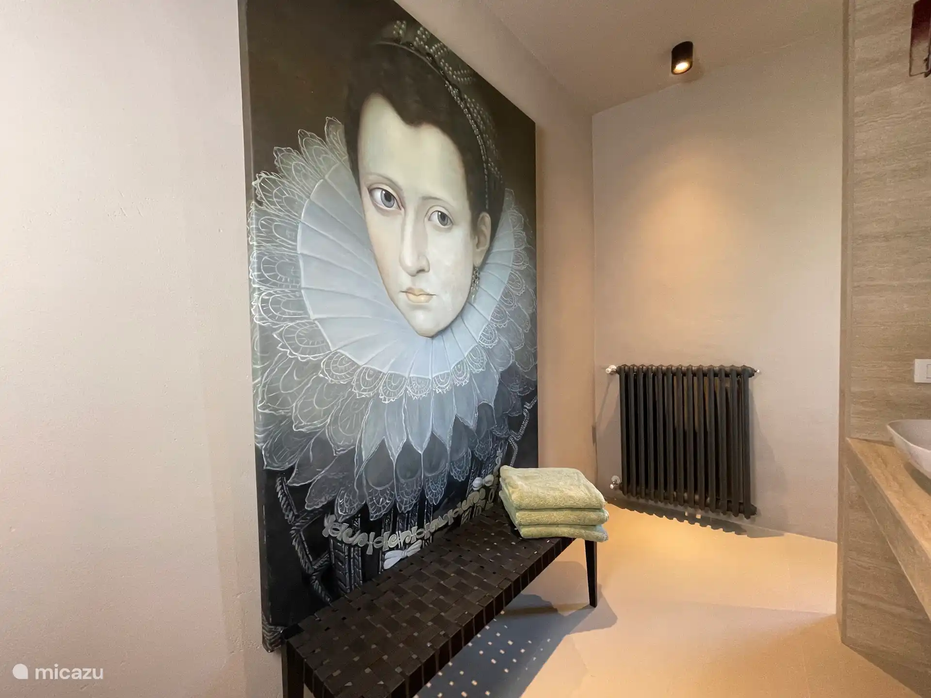 Dormitorio con cuadro de Eleonora Gonzaga