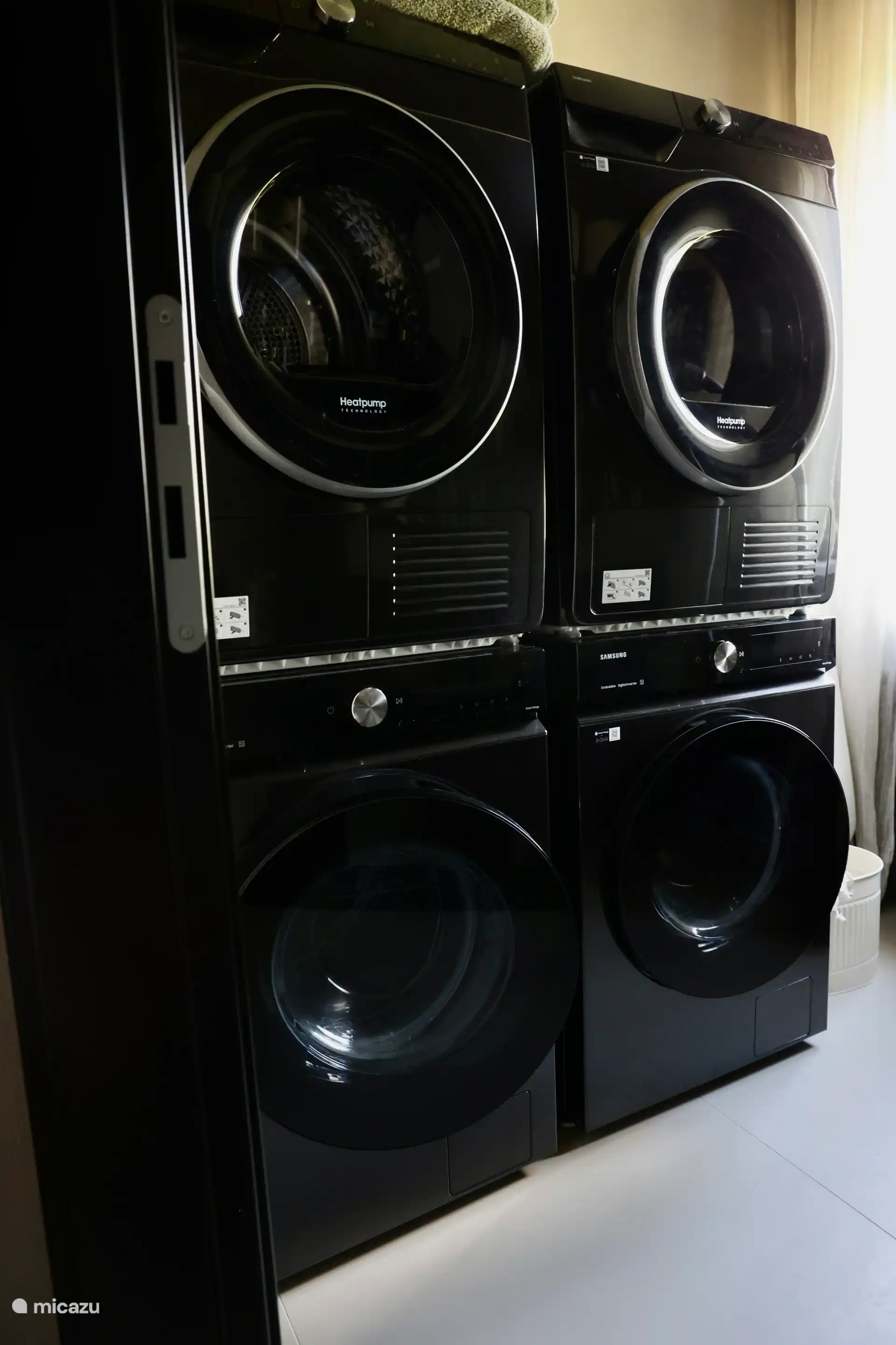 Lavandería de pared, 2 lavadoras, 2 secadoras