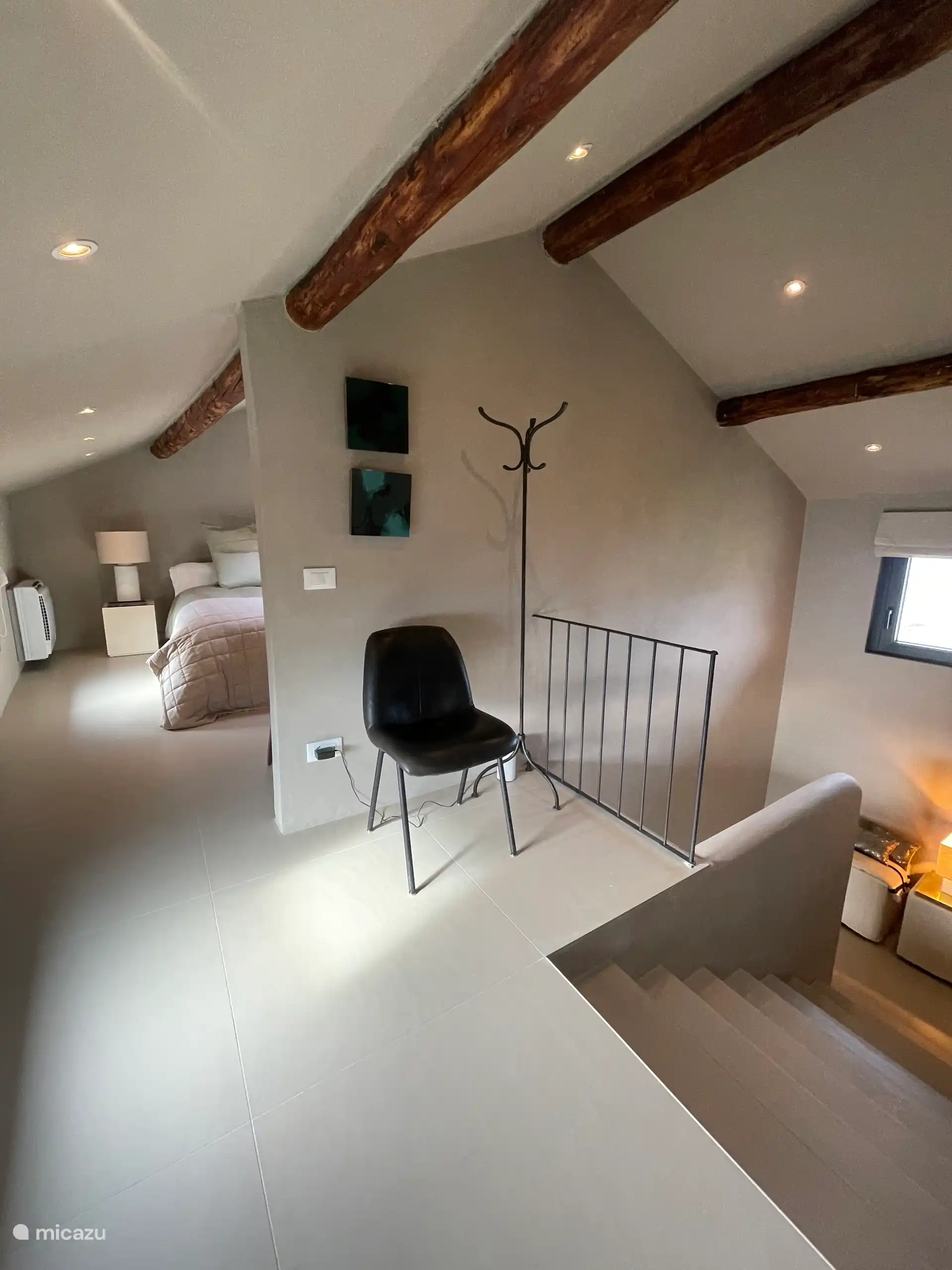 Dormitorio abuhardillado con baño privado