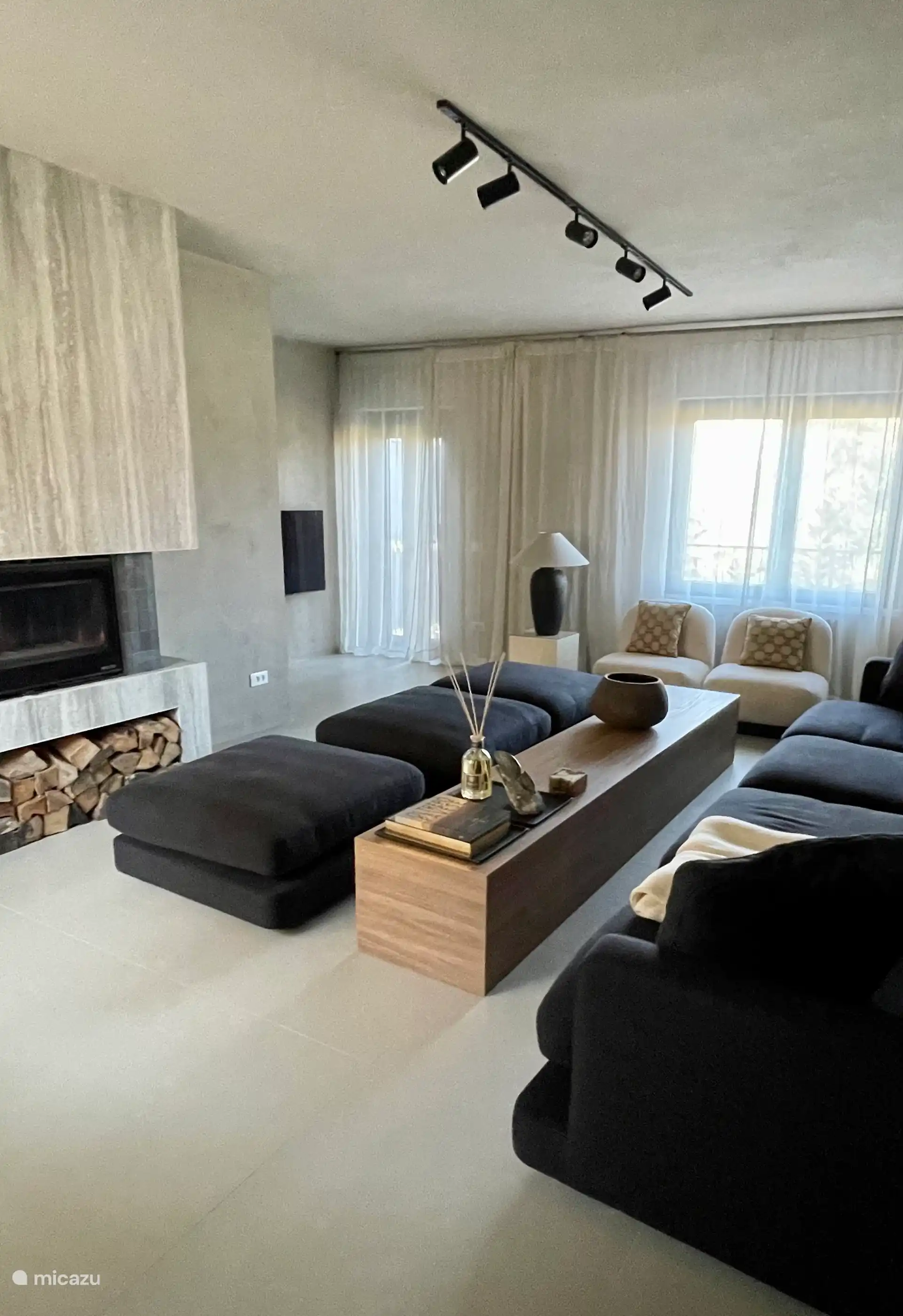 Salón comedor con chimenea