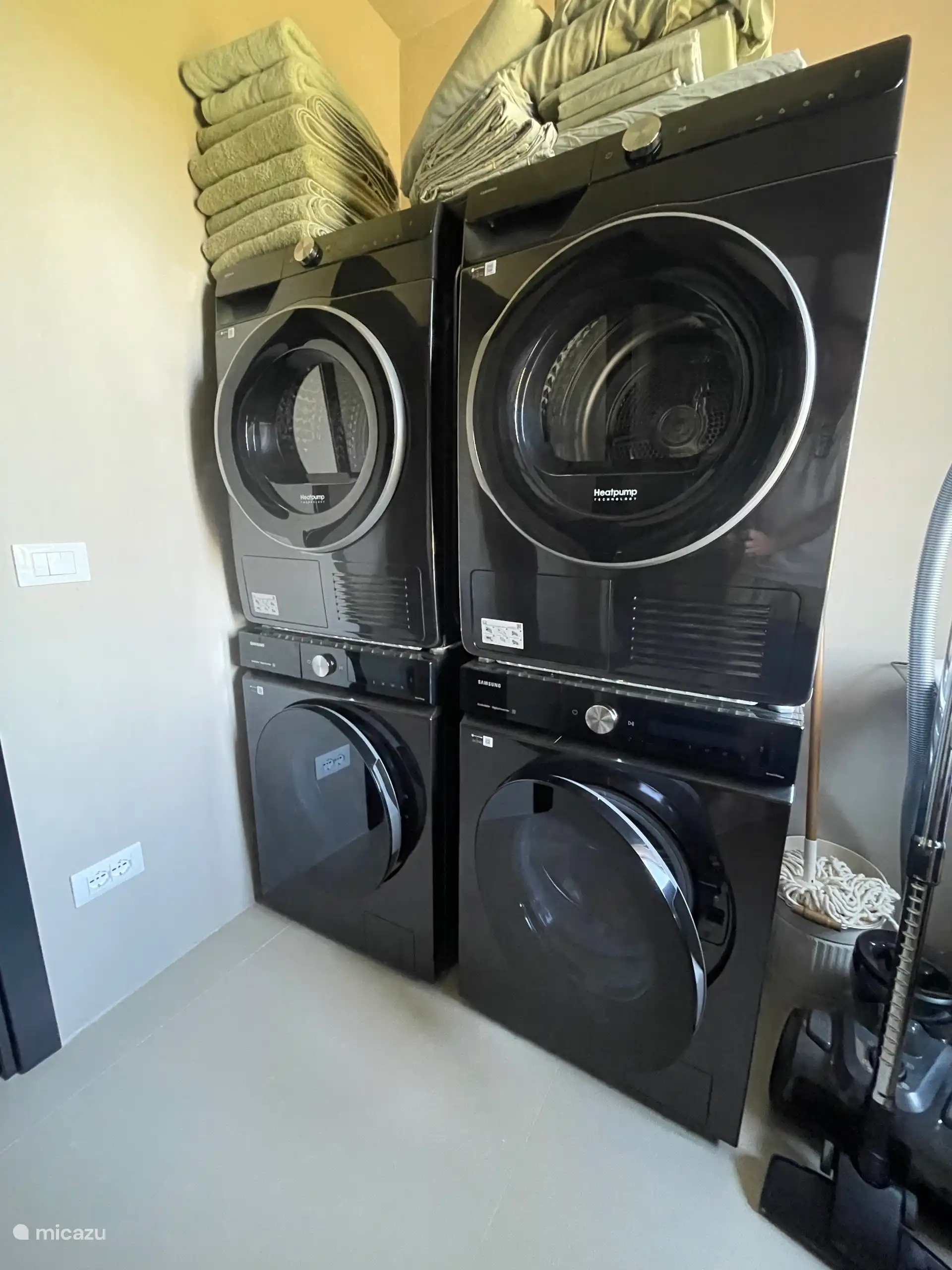 Lavadero con lavadora doble y secadora doble