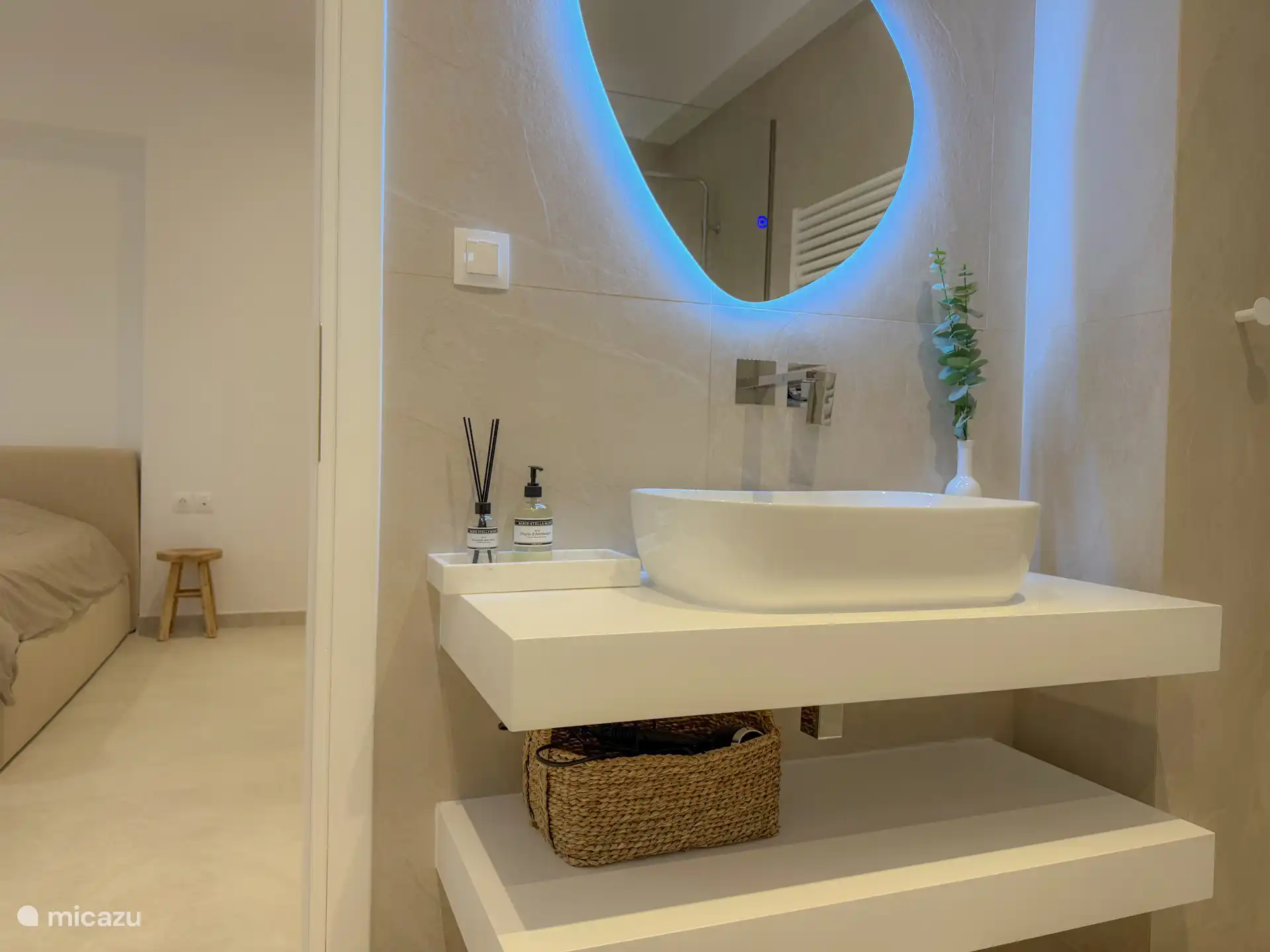 Master Slaapkamer en-suite badkamer