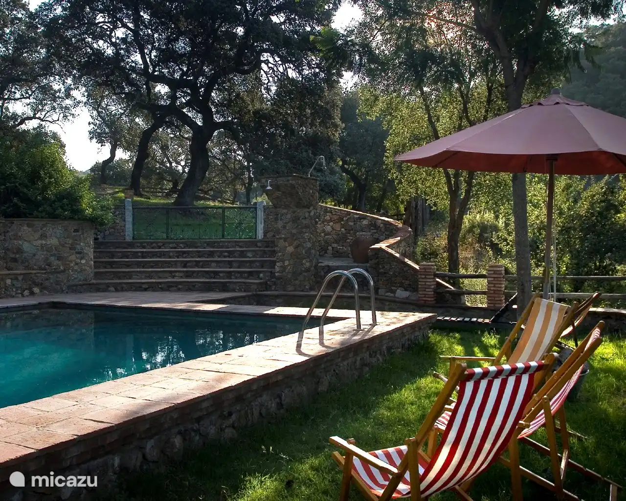 Zwembad geopend van maart tot oktober