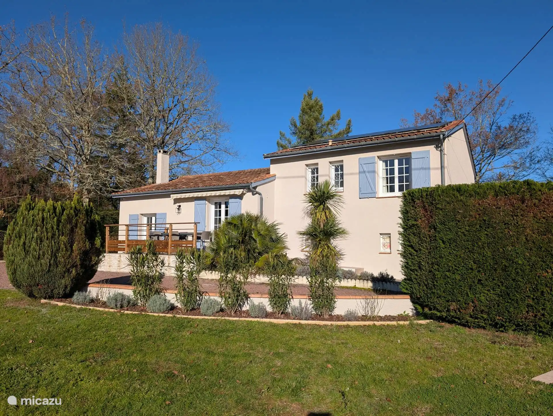 Achteraanzicht woning met uitzicht op de tuin en het zwembad