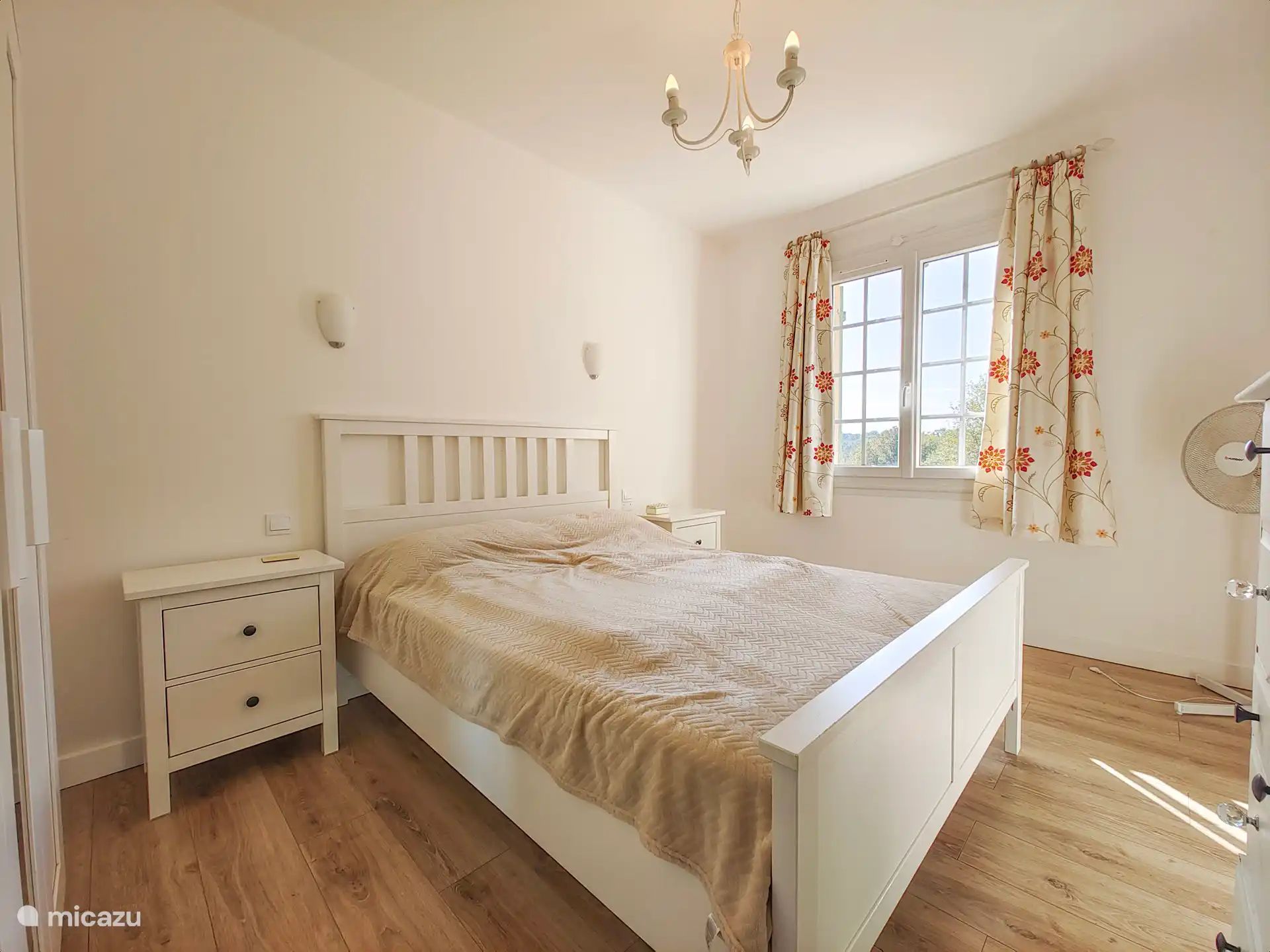 Schlafzimmer mit Doppelbett