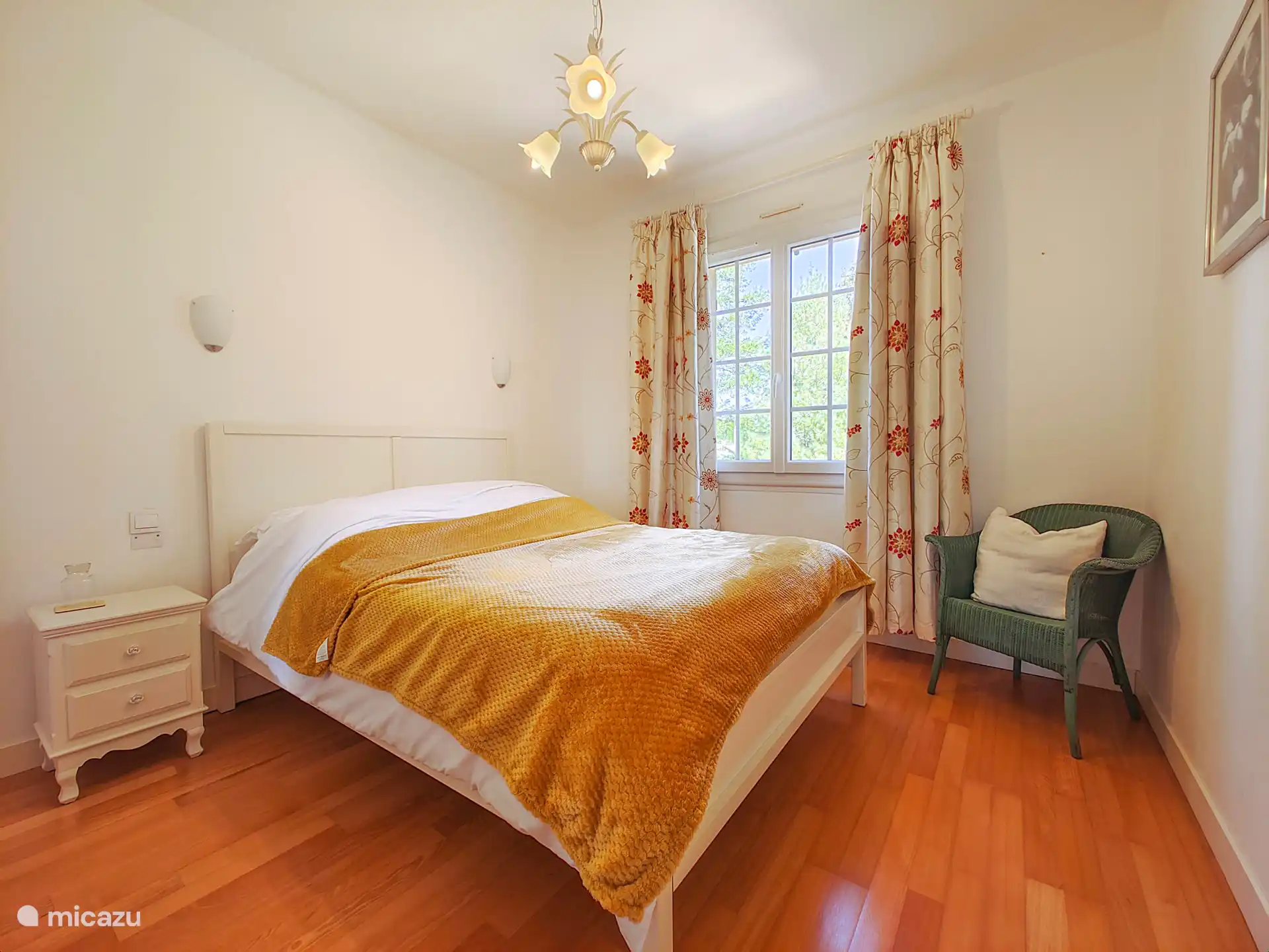 Schlafzimmer mit Doppelbett