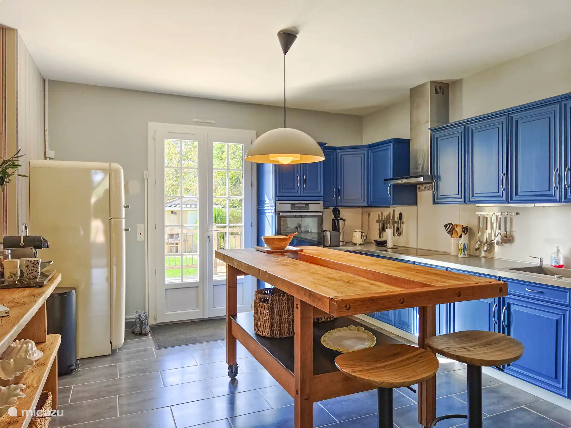 Die Küche mit Zugang zur Terrasse