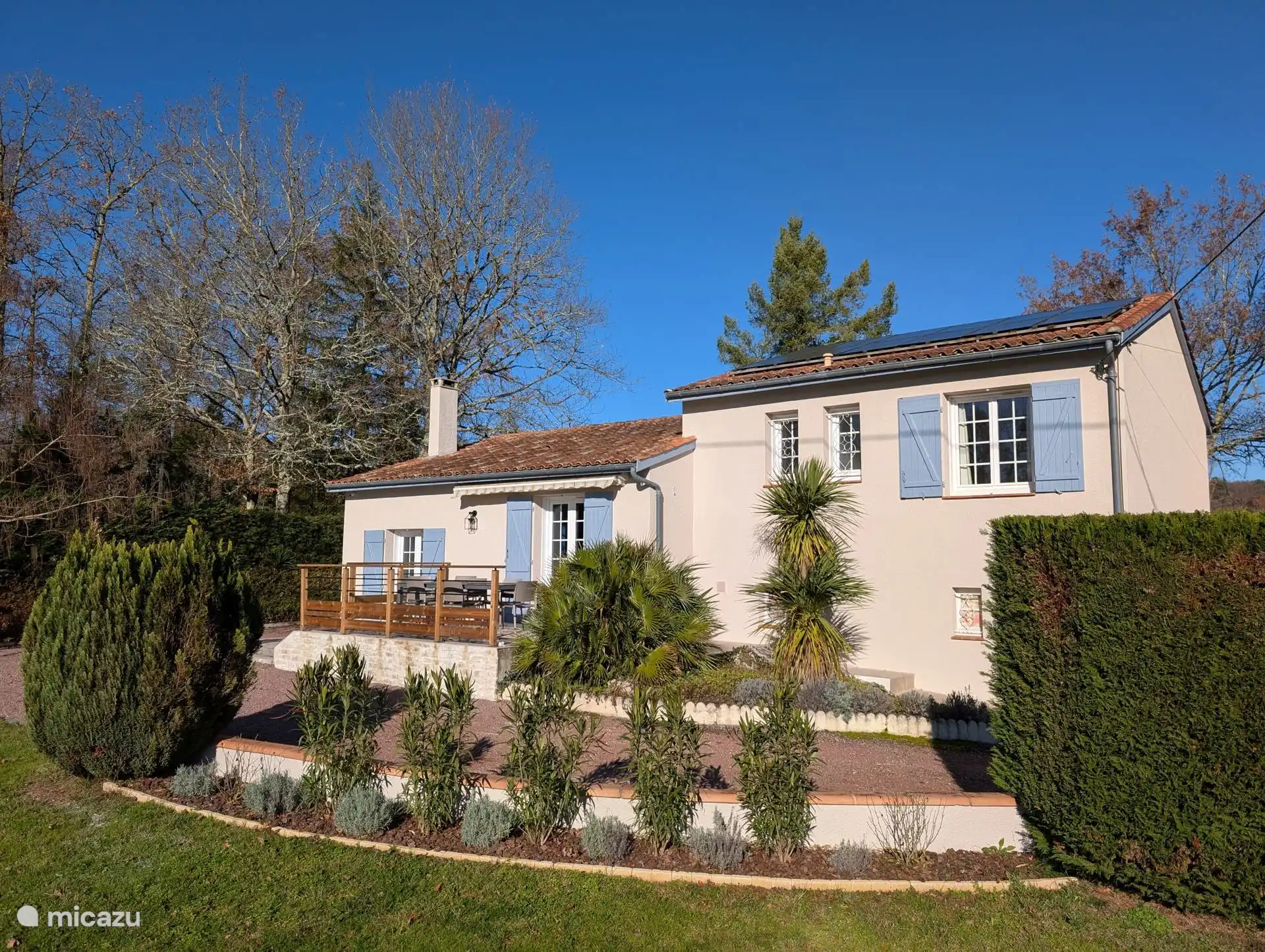 Achterzijde woning met uitzicht op de tuin en het zwembad