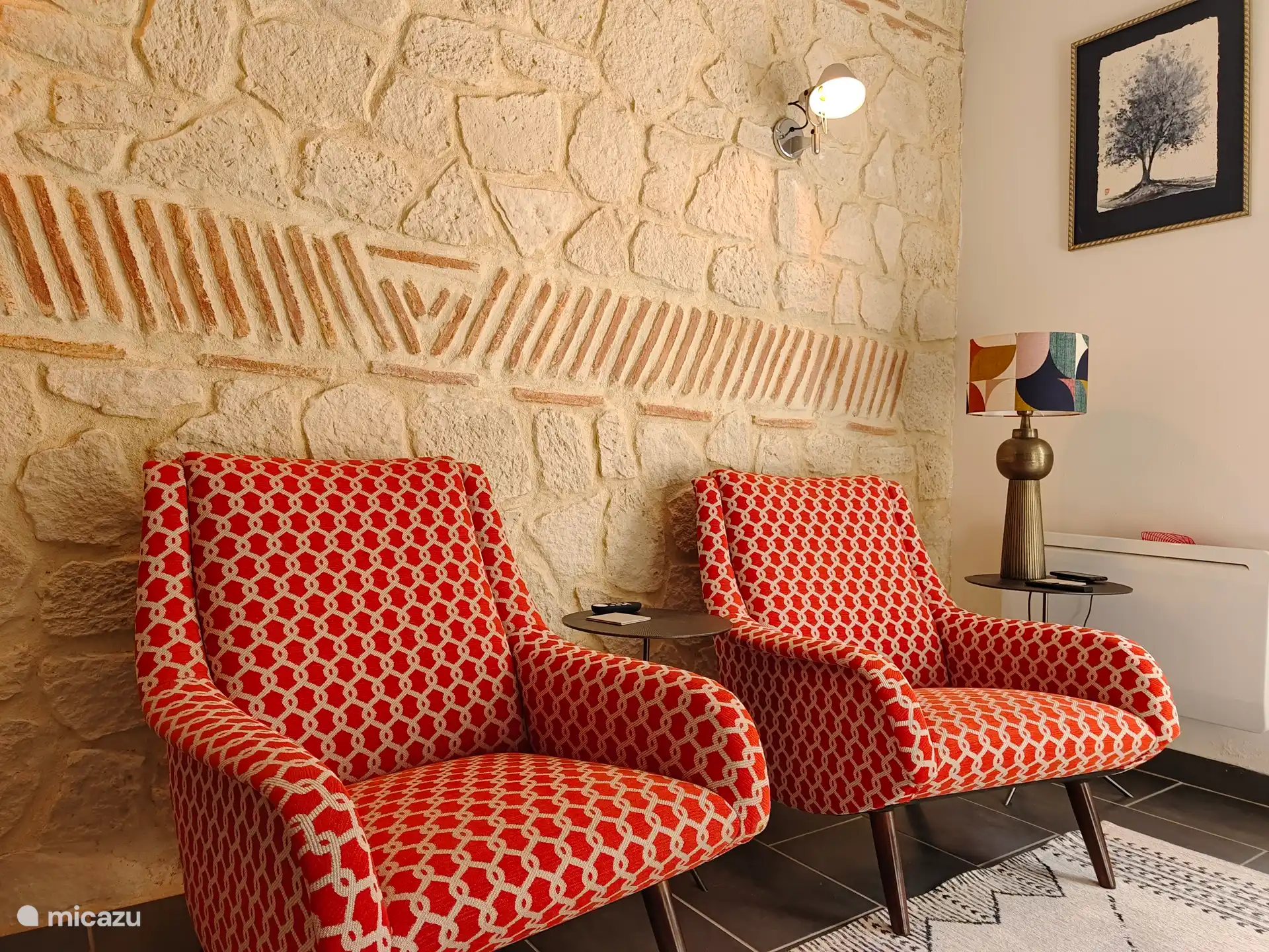 2 Sessel in einem Loungebereich