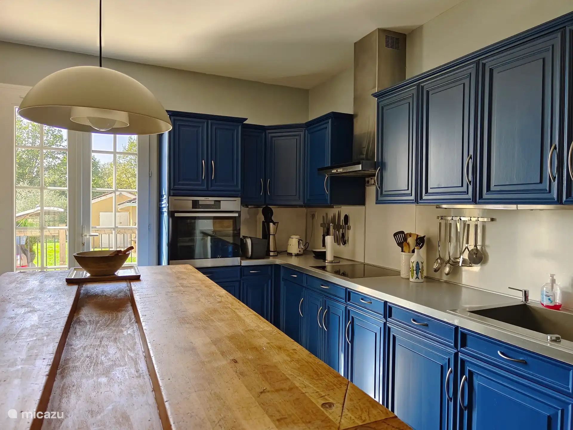 Die Küche mit Zugang zur Terrasse