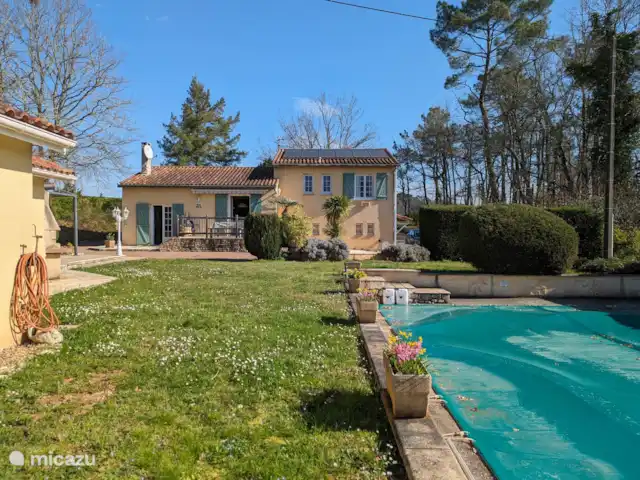 Gite Le Petit Wren - piscine et vue | France, Dordogne, Fumel - manoir / château Gite Le Petit Wren - piscine et vue | France, Dordogne, Fumel - manoir / château
