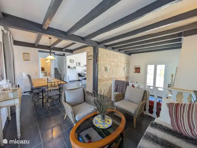 Gite Le Petit Wren - piscine et vue | France, Dordogne, Fumel - manoir / château Cuisine, salle à manger et salon sur deux étages
