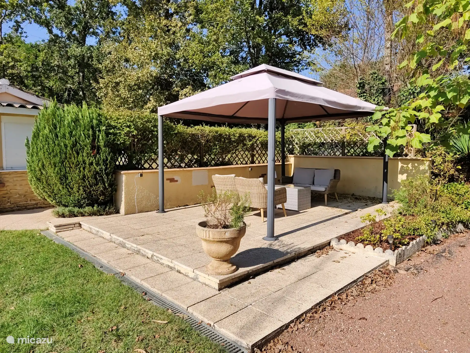 Überdachte Terrasse für gemütliche Abende