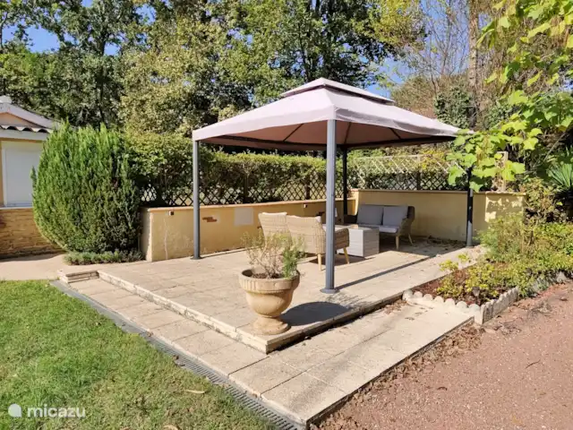 Gite Le Petit Wren - piscine et vue | France, Dordogne, Fumel - manoir / château Terrasse couverte pour des soirées agréables