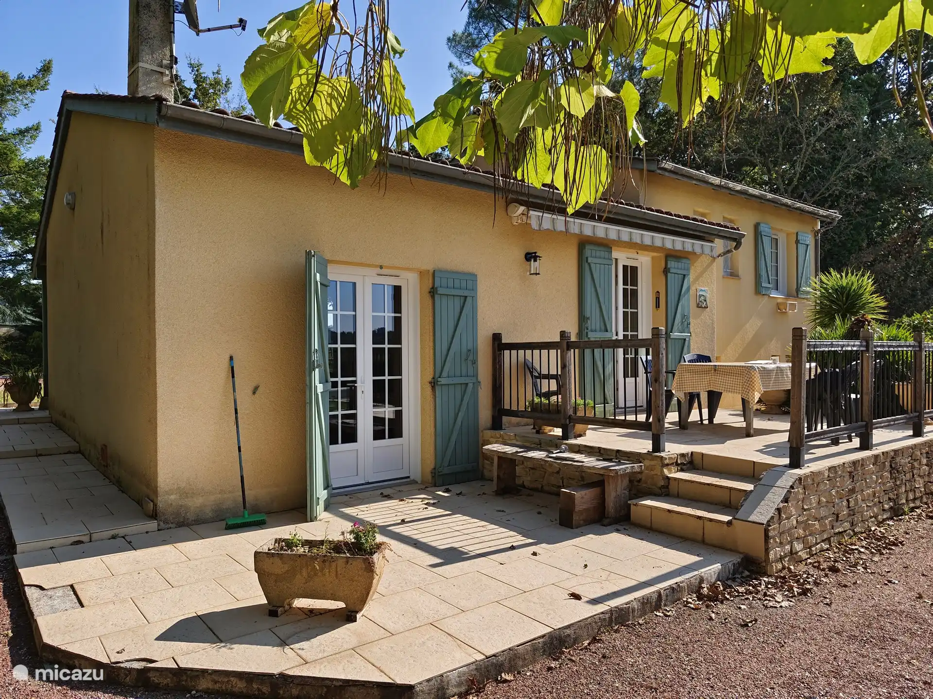 Offener Wohnbereich mit Küche und Zugang zur Terrasse