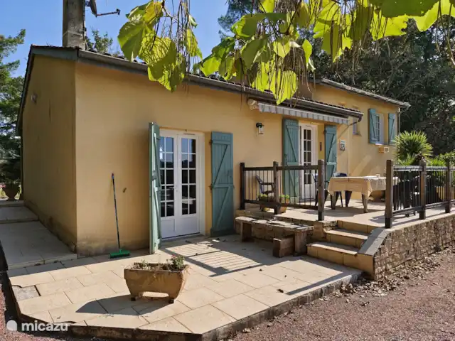 Gite Le Petit Wren - piscine et vue | France, Dordogne, Fumel - manoir / château Espace de vie ouvert avec cuisine et accès à la terrasse