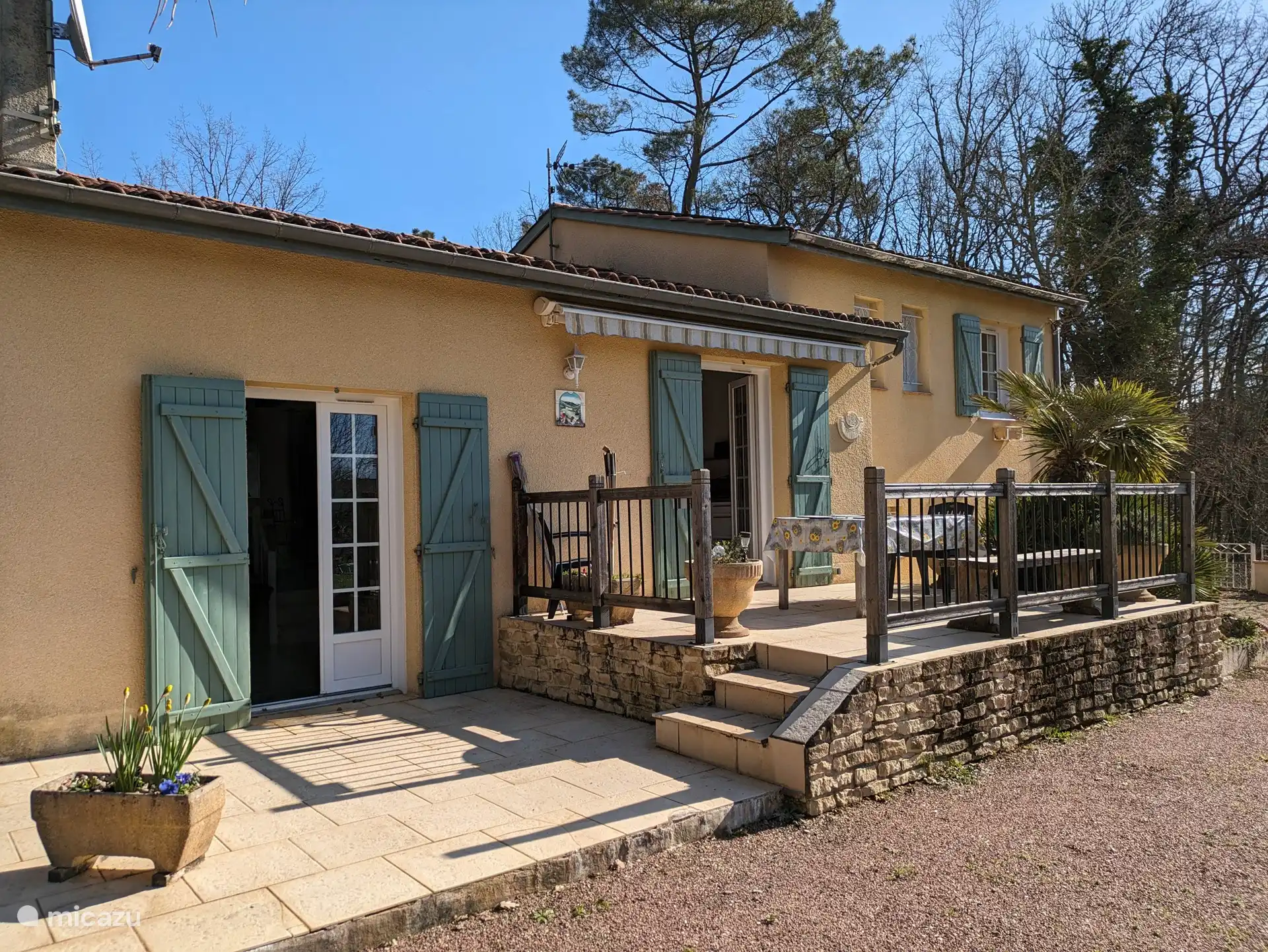 Terrasse mit Zugang zur Küche, Garten- und Poolblick