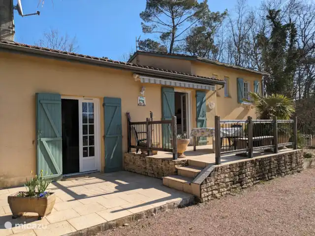 Gite Le Petit Wren - piscine et vue | France, Dordogne, Fumel - manoir / château Terrasse avec accès à la cuisine, vue sur le jardin et la piscine