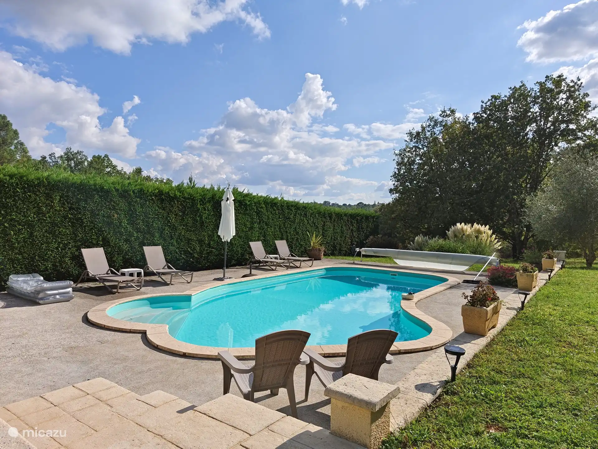 Schwimmbad, um die Sonne in vollen Zügen zu genießen
Poolhaus mit Sommerküche, Dusche, WC 
