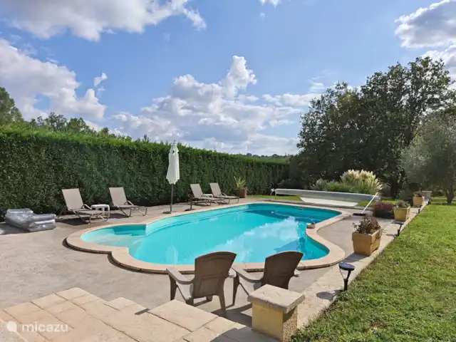Gite Le Petit Wren - piscine et vue | France, Dordogne, Fumel - manoir / château Piscine pour profiter pleinement du soleil
Pool house avec cuisine d'été, douche, toilettes