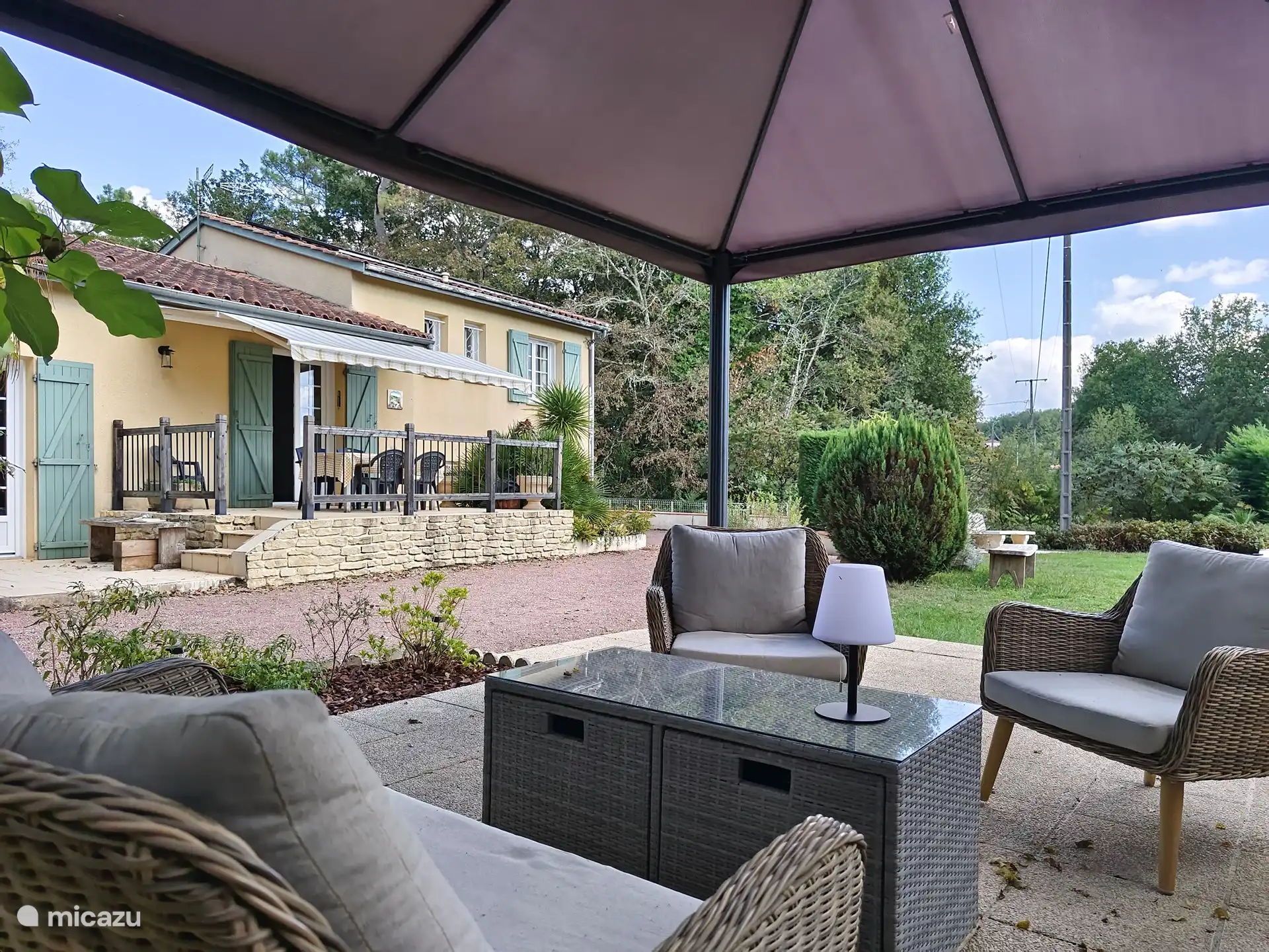 Schöne Aussicht auf die Wiesen, für absolute Ruhe und Privatsphäre
Überdachte Terrasse für gemütliche Abende