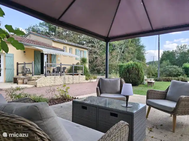 Gite Le Petit Wren - piscine et vue | France, Dordogne, Fumel - manoir / château Belle vue sur les prairies, pour une tranquillité et une intimité totales
Terrasse couverte pour des soirées agréables