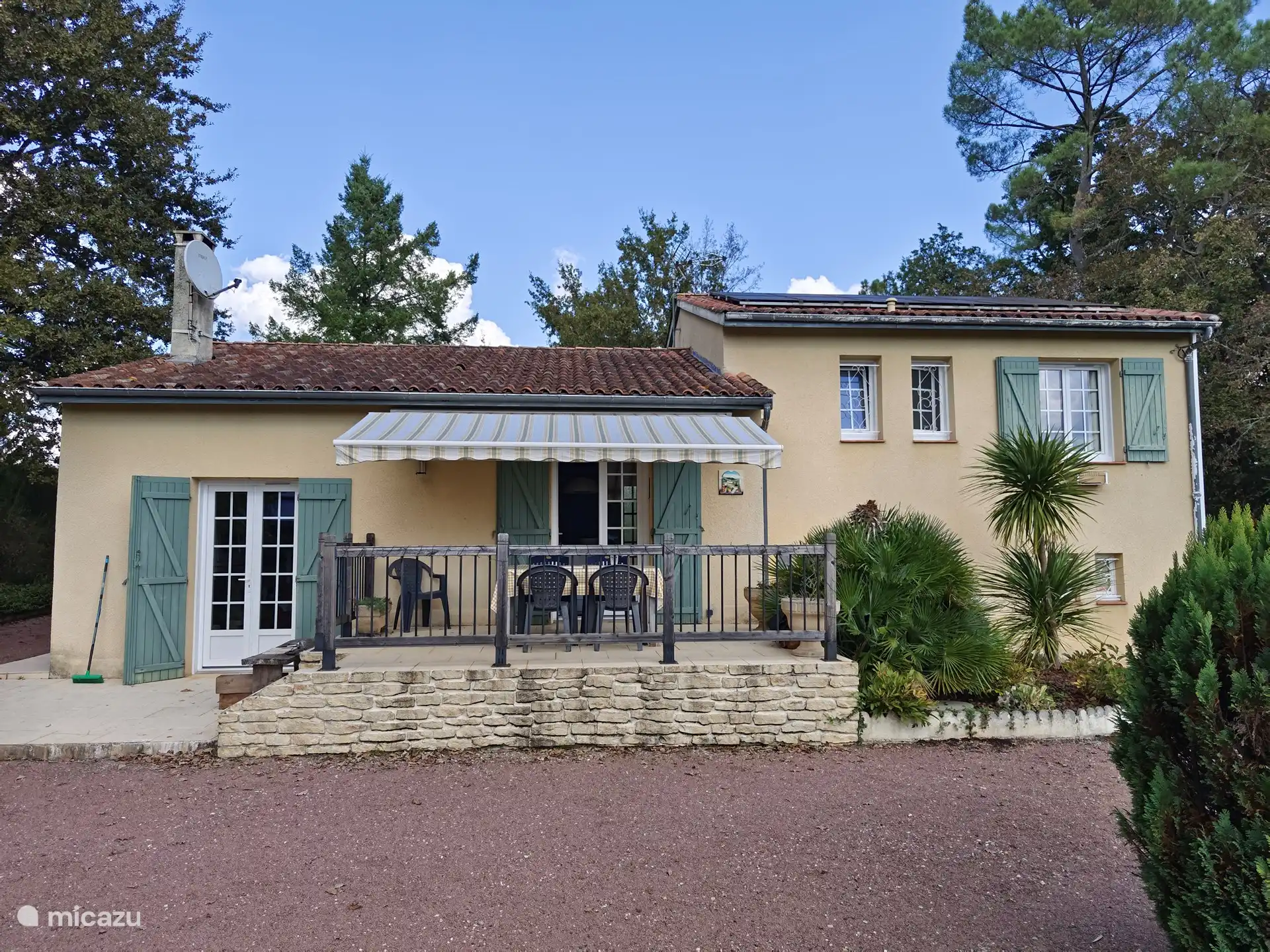 Diese Immobilie ist ein idealer Ort für diejenigen, die Platz, Ruhe und modernen Komfort in einer grünen Umgebung suchen. 