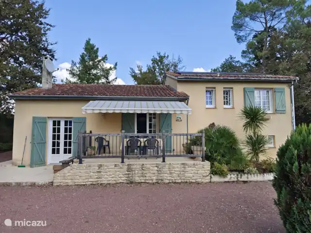 Gite Le Petit Wren - piscine et vue | France, Dordogne, Fumel - manoir / château Cette propriété est un lieu idéal pour ceux qui recherchent l'espace, la tranquillité et le confort moderne dans un environnement verdoyant.