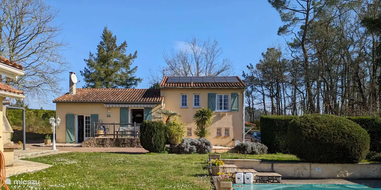 
Dieses charmante Haus aus den 1980er Jahren wurde perfekt gepflegt und kürzlich modernisiert, wobei seine warme Atmosphäre erhalten blieb. Auf einem großzügigen Grundstück von 3000m² gelegen, bietet diese Immobilie eine ideale Kombination aus Komfort, Platz und Luxus.
