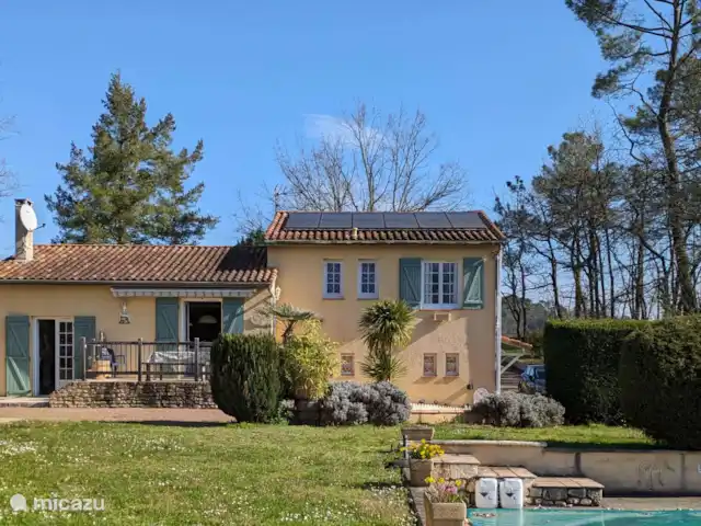 Gite Le Petit Wren - piscine et vue | France, Dordogne, Fumel - manoir / château 
Cette charmante maison des années 1980 a été parfaitement entretenue et récemment modernisée, tout en conservant son atmosphère chaleureuse. Située sur un généreux terrain de 3000m², cette propriété offre une combinaison idéale de confort, d'espace et de luxe.