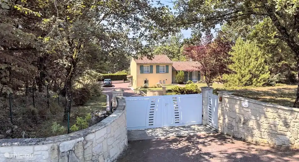 Der Eingang zum Grundstück des Hauses