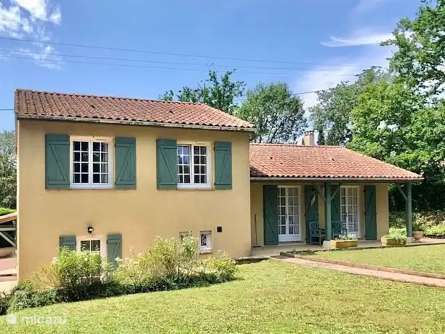 Gite Le Petit Wren - piscine et vue | France, Dordogne, Fumel - manoir / château La maison avec le terrasse couvert