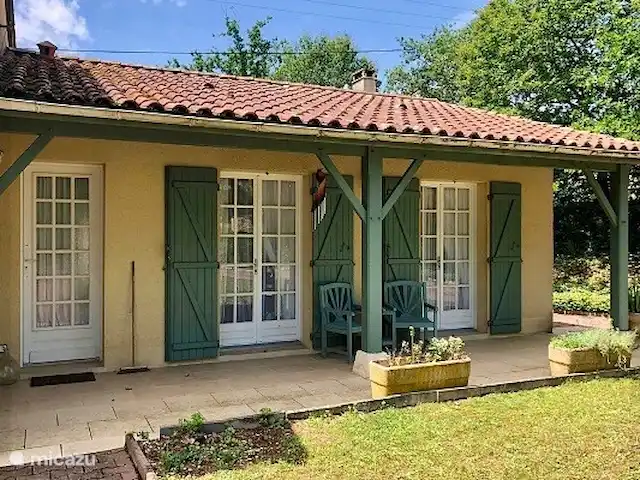 Gite Le Petit Wren - piscine et vue | France, Dordogne, Fumel - manoir / château Le terrasse couverte