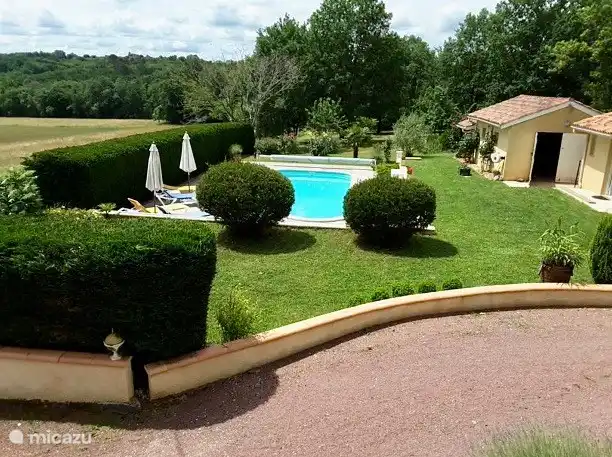 Schwimmbad mit Blick auf die Landschaft