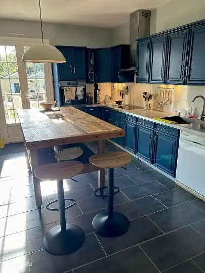 Küche mit Zugang zur Terrasse