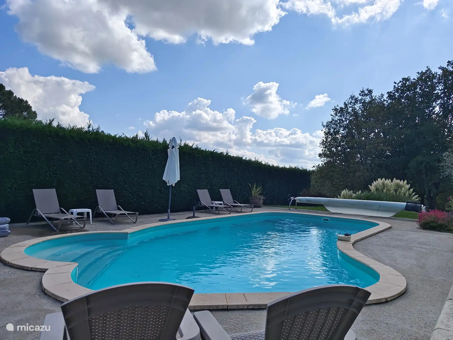 Schwimmbad, um die Sonne in vollen Zügen zu genießen
Poolhaus mit Sommerküche, Dusche, WC 
