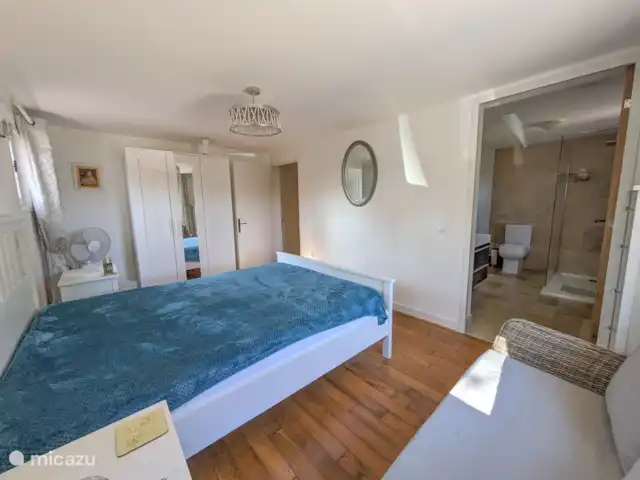 Gite Le Petit Wren - piscine et vue | France, Dordogne, Fumel - manoir / château Chambre 1 avec salle de bains