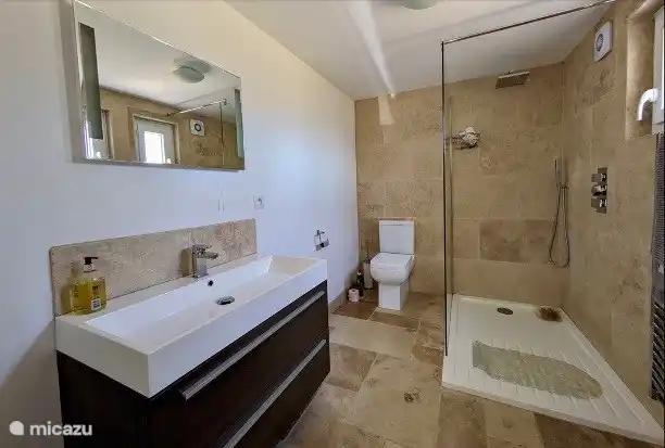 Badezimmer im Hauptschlafzimmer