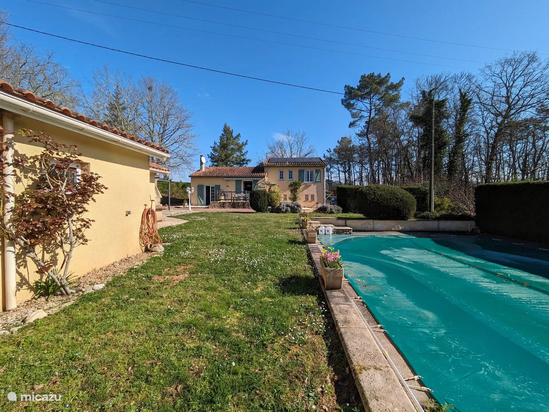 Dieses charmante Haus aus den 1980er Jahren wurde perfekt gepflegt und kürzlich modernisiert, wobei seine warme Atmosphäre erhalten blieb. Auf einem großzügigen Grundstück von 3000m² gelegen, bietet diese Immobilie eine ideale Kombination aus Komfort, Platz und Luxus.