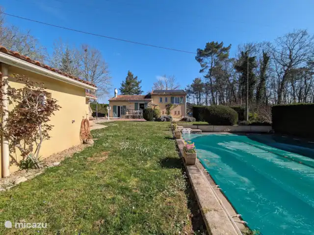 Gite Le Petit Wren - piscine et vue | France, Dordogne, Fumel - manoir / château Cette charmante maison des années 1980 a été parfaitement entretenue et récemment modernisée, tout en conservant son atmosphère chaleureuse. Située sur un généreux terrain de 3000m², cette propriété offre une combinaison idéale de confort, d'espace et de luxe.
