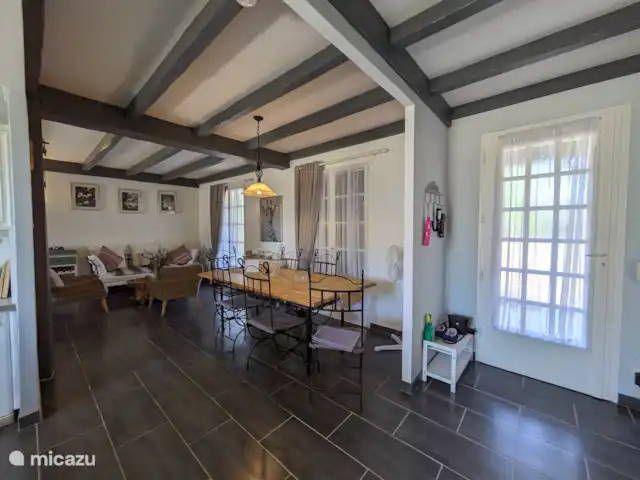 Gite Le Petit Wren - piscine et vue | France, Dordogne, Fumel - manoir / château Salon et salle à manger avec accès sur le terrasse