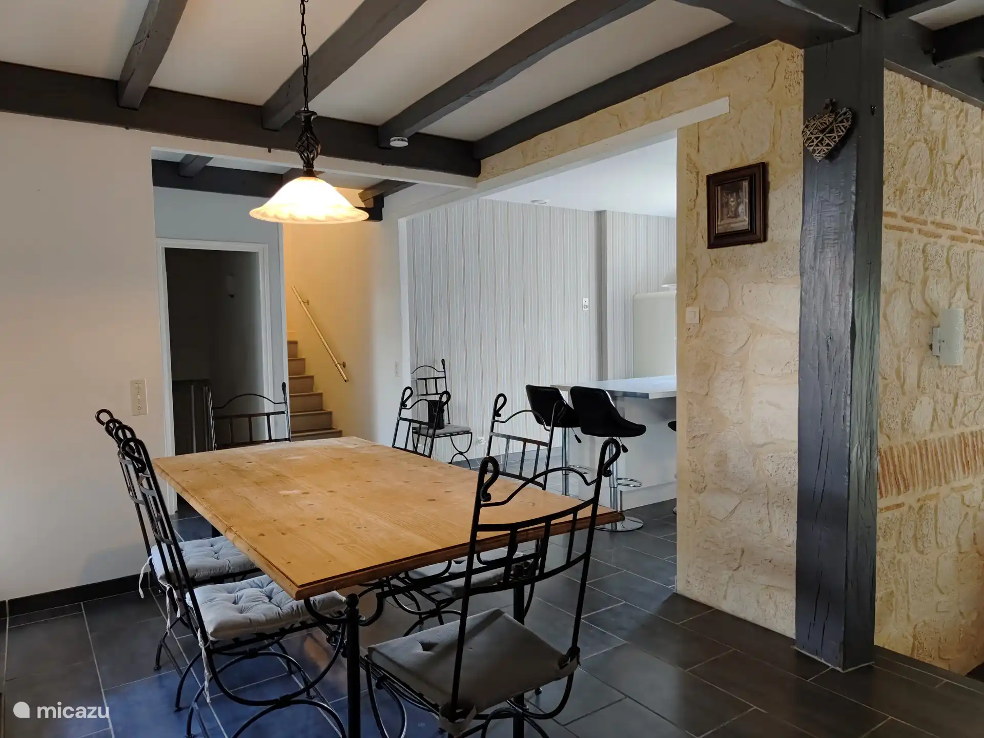 Offener Wohnbereich mit Küche und Zugang zur Terrasse