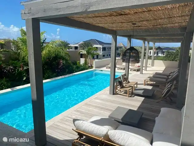 Es ist wunderbar, sich auf dem Lounge-Sofa oder einer der Sonnenliegen zu entspannen. 