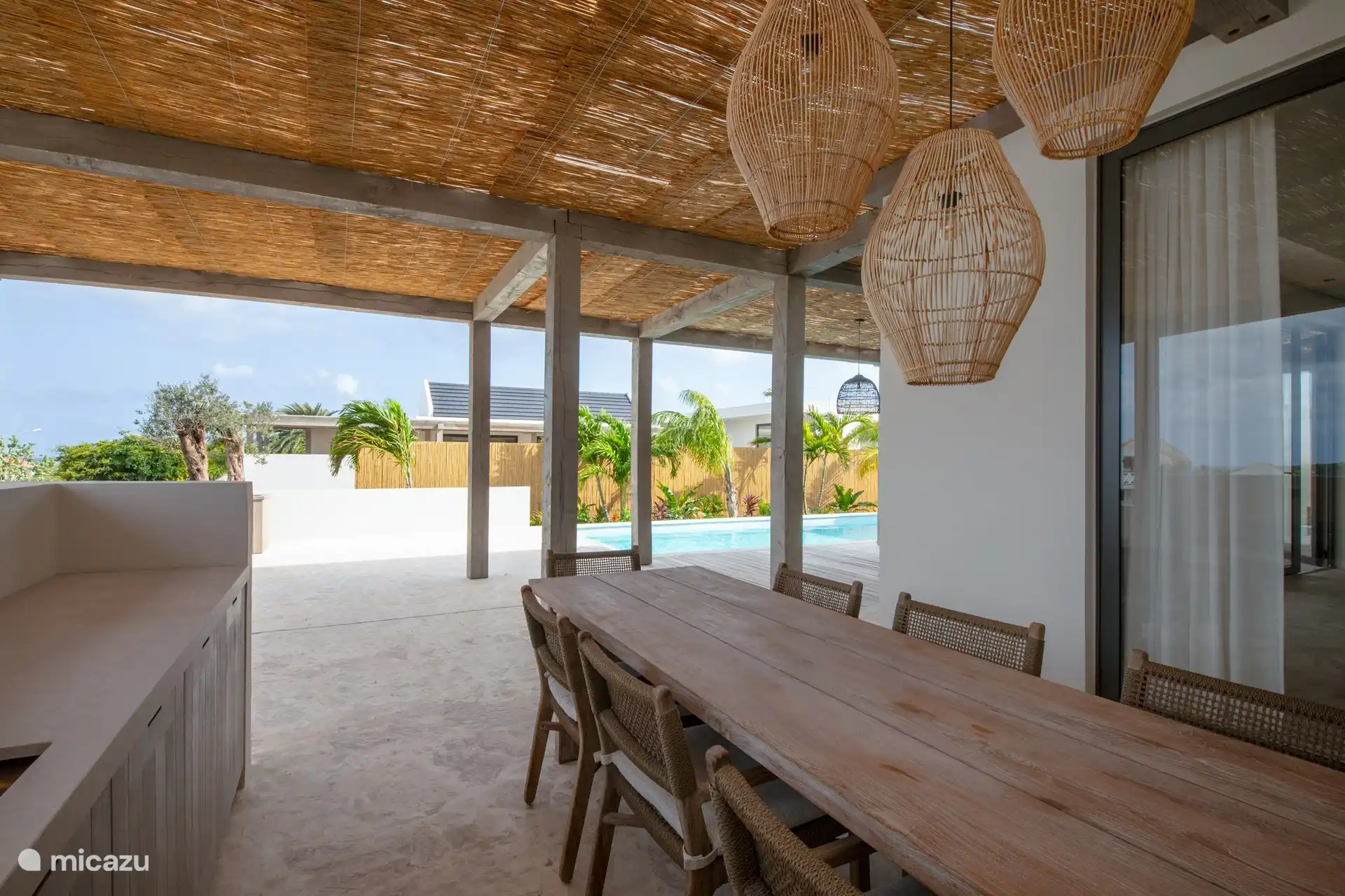 Schöne Außenküche mit großem Esstisch