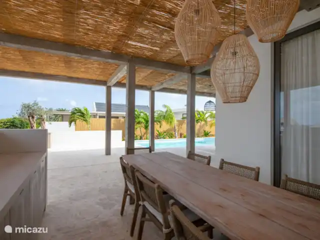 Royal Palm huren in Curaçao, Banda Ariba (oost), Vista Royal - villa Mooie buitenkeuken met grote eettafel