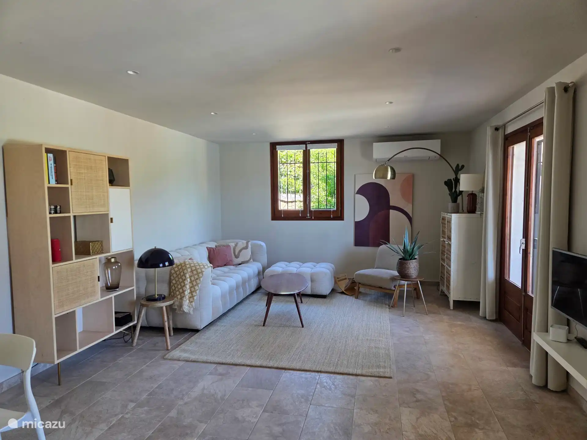 Salon du rez-de-chaussée avec portes-fenêtres donnant sur la terrasse