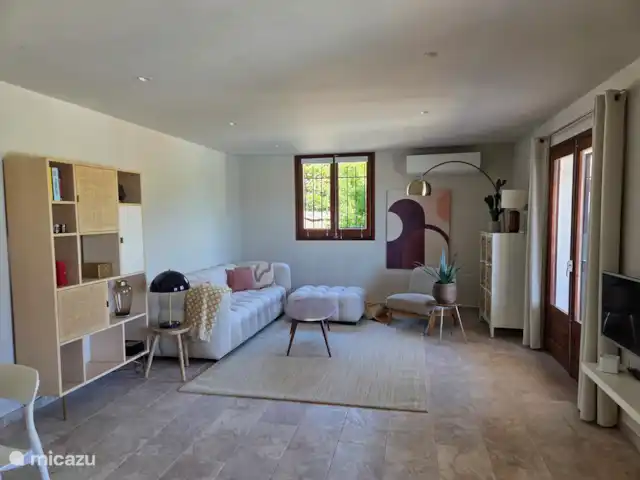 Villa Ensueño en España, Costa Brava, Calonge - villa Sala de estar desde el piso de abajo con puertas que dan a la terraza