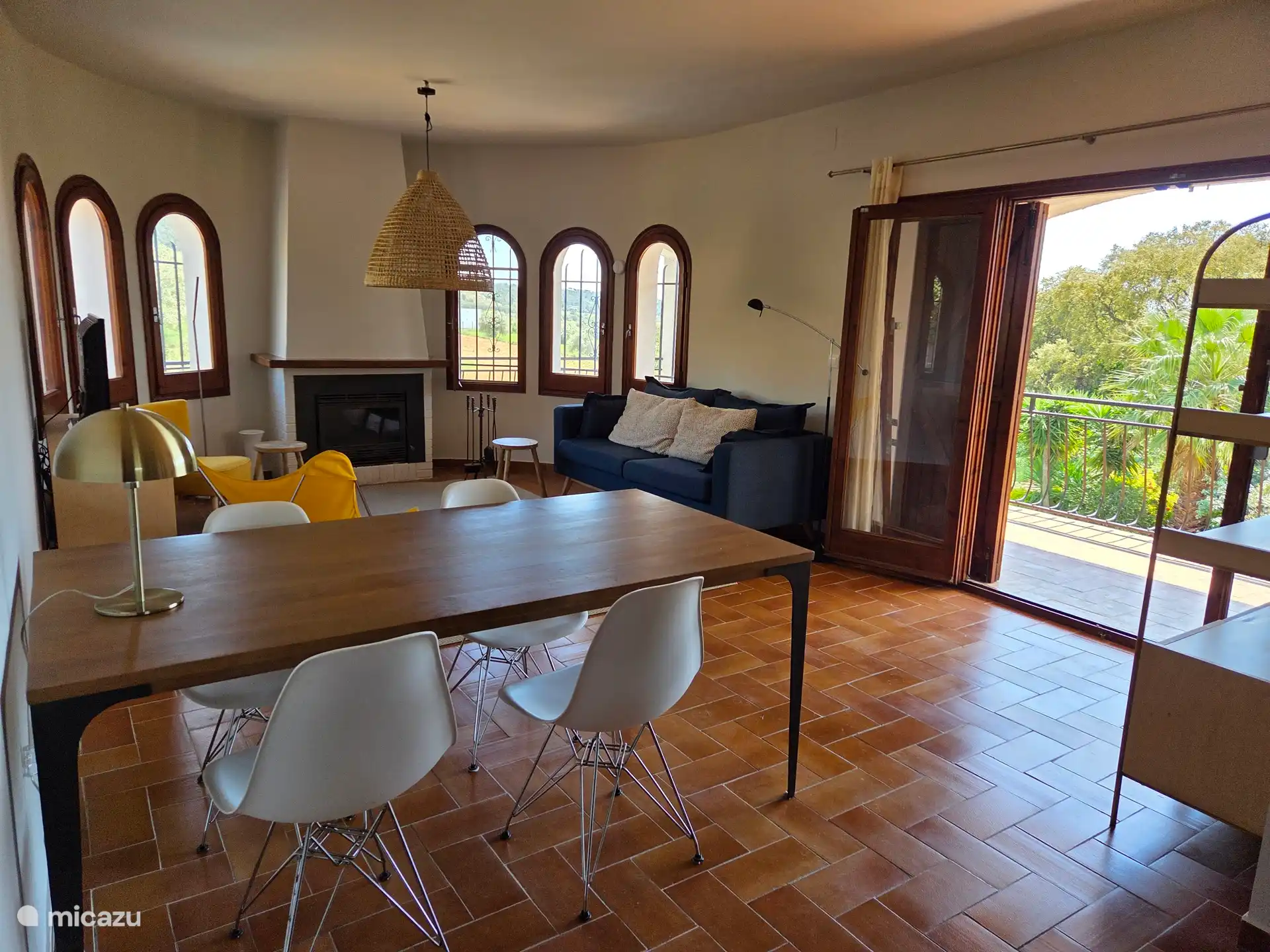 Salon du dernier étage avec portes-fenêtres donnant sur le balcon